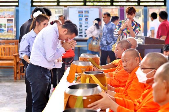 A Tradition of Giving: New Year's Alms at Municipal School 1 Wat Lamai