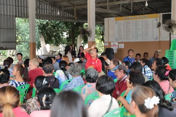 Community Meeting Addresses Flood Relief Efforts in Lipa Noi