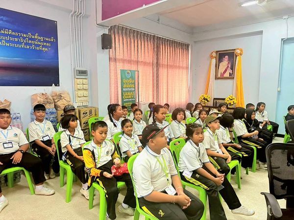 Welcoming the Delegation from Wat Phu Pha Phimuk Municipal School